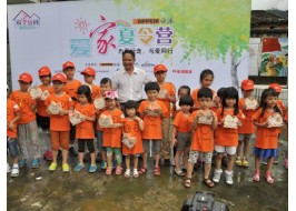 帶孩子下鄉，全家徒步做公益